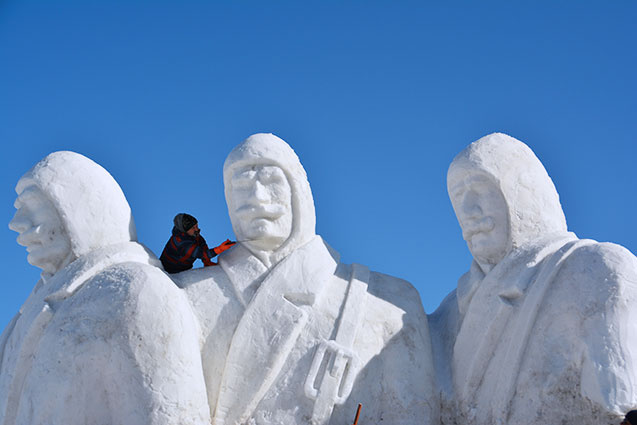 Sarıkamış şehitleri için dev kardan şehit heykeller