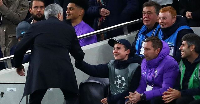 Mourinho'dan top toplayıcı çocuğa büyük jest ile ilgili görsel sonucu