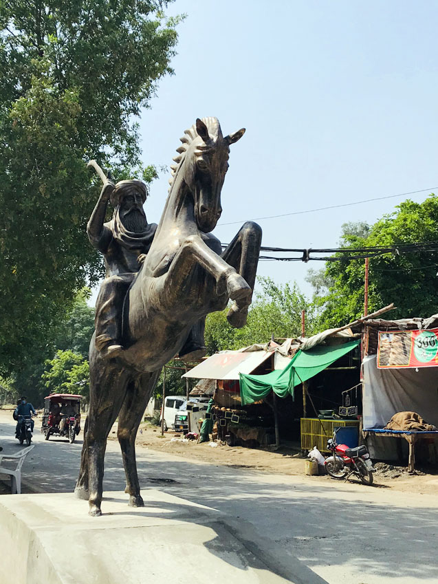 Pakistan Diriliş Ertuğrul heykeli Ertuğrul Gazi heykeli